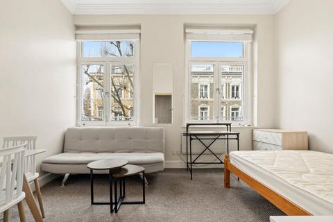 Studio to rent, Trebovir Road, Earls Court, London