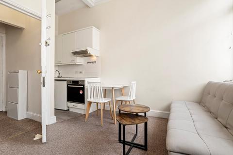 Studio to rent, Trebovir Road, Earls Court, London