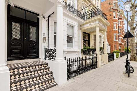Studio to rent, Trebovir Road, Earls Court, London