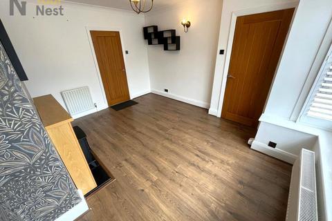 2 bedroom semi-detached house to rent, Gleanings Avenue, Halifax, HX2 0NX.