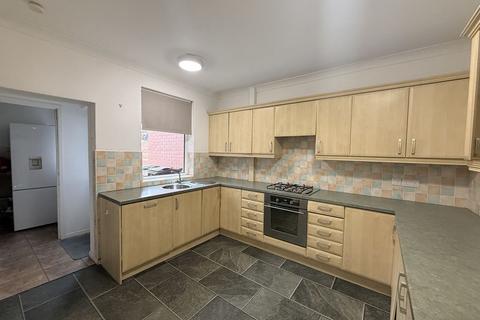 3 bedroom terraced house to rent, Dennington Lane, Wakefield