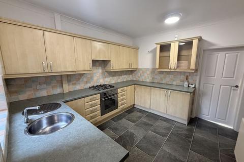 3 bedroom terraced house to rent, Dennington Lane, Wakefield