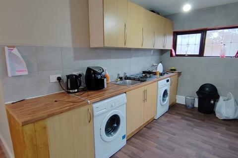 3 bedroom house share to rent, Harlesden Road, London NW10