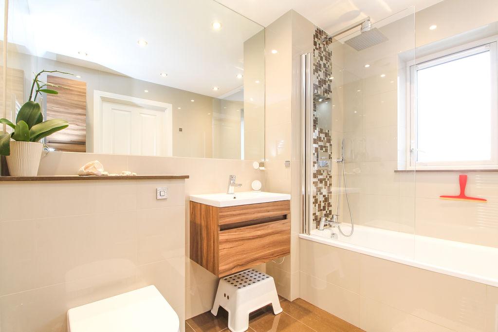Family Bathroom (2)