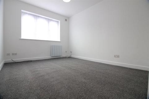 2 bedroom flat to rent, Perry Close, Uxbridge