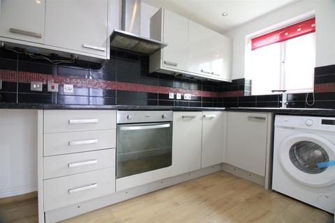 2 bedroom flat to rent, Perry Close, Uxbridge