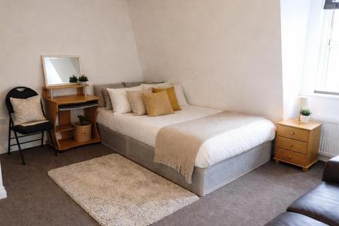 Studio to rent, 11 Whitefield Tce, Flat 7