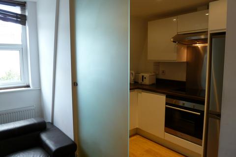 Studio to rent, 11 Whitefield Tce, Flat 7