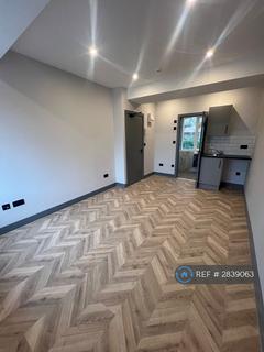 Studio to rent, The Roundway, London, N17