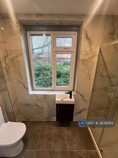 Studio to rent, The Roundway, London, N17