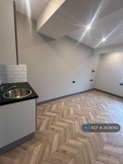 Studio to rent, The Roundway, London, N17