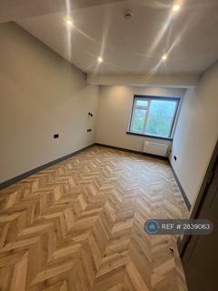 Studio to rent, The Roundway, London, N17