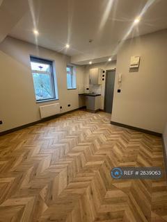 Studio to rent, The Roundway, London, N17