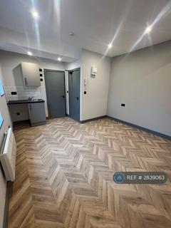 Studio to rent, The Roundway, London, N17