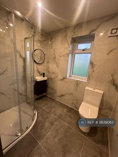 Studio to rent, The Roundway, London, N17