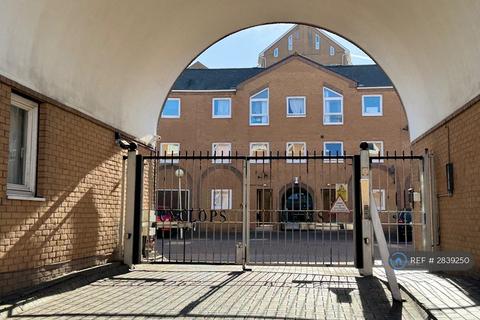 1 bedroom in a house share to rent, Cyclops Mews, London, E14