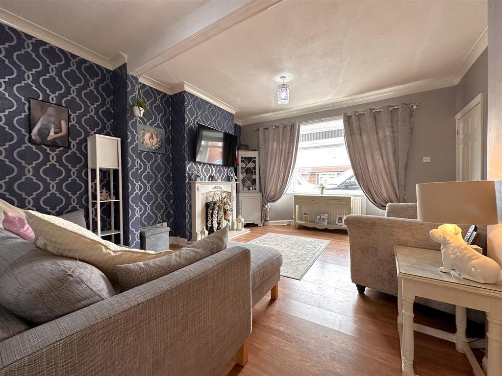 Generous Bay-Fronted Lounge 424