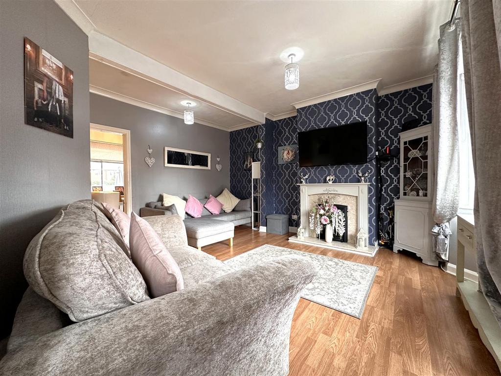 Lovely Large Lounge 407