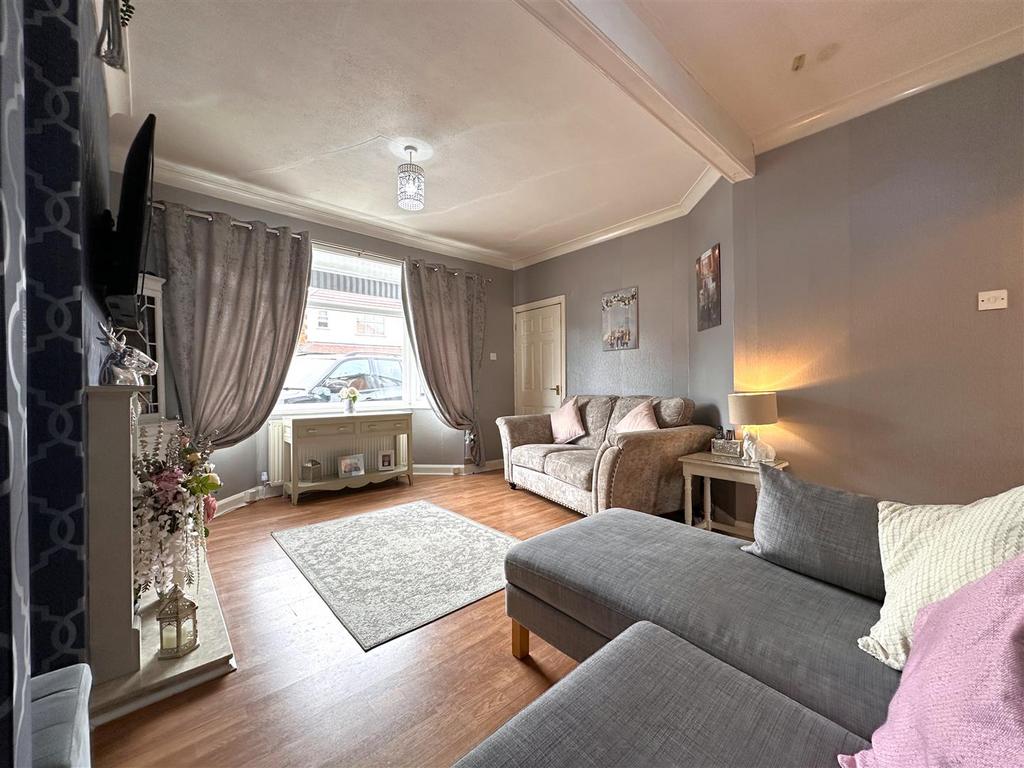 Spacious Lounge 428