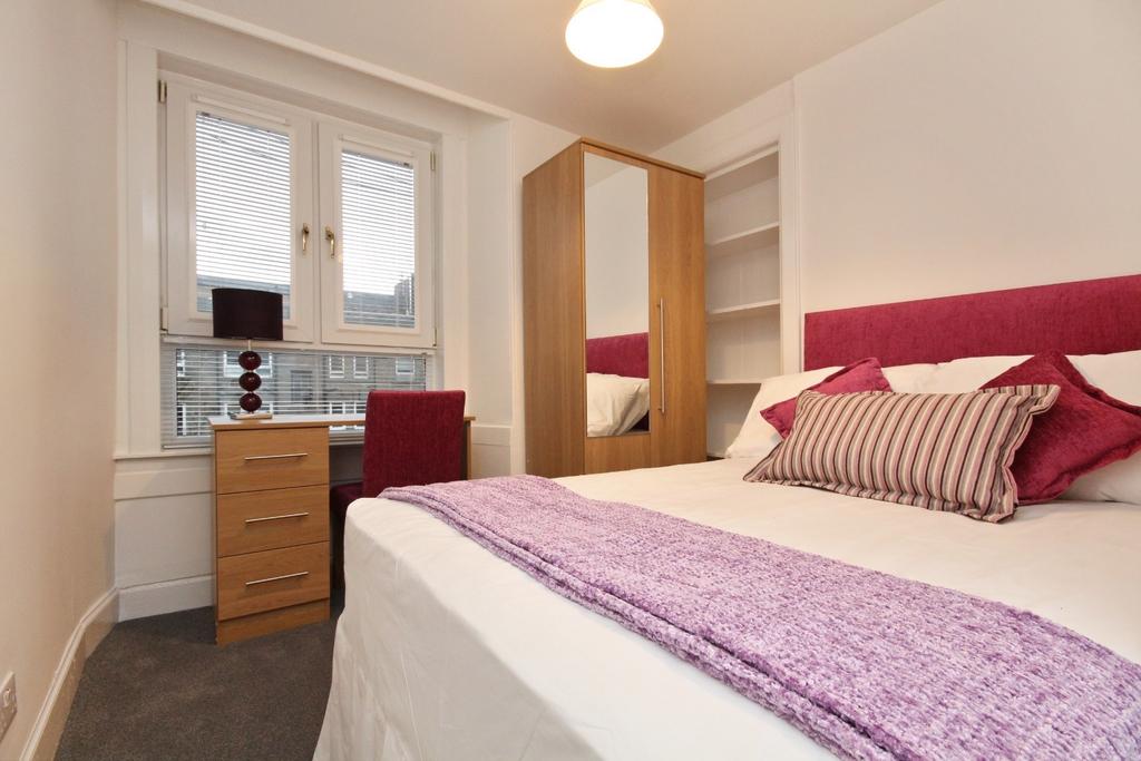 Bright, cosy double bedroom with desk and wardr...
