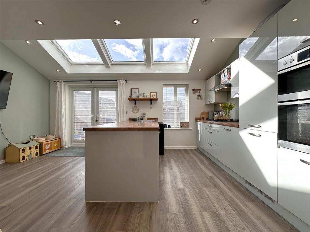 Lovely Open-Plan Dining Kitchen 884