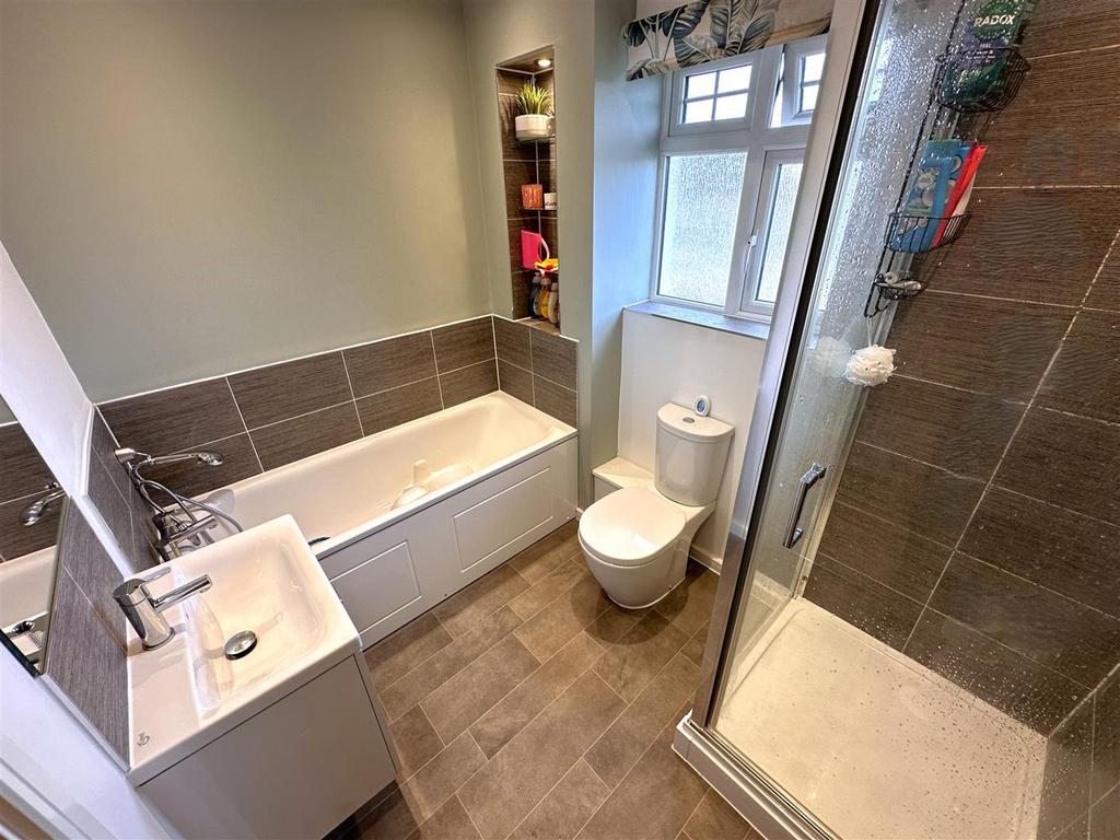 Four-Piece Family Bathroom 969