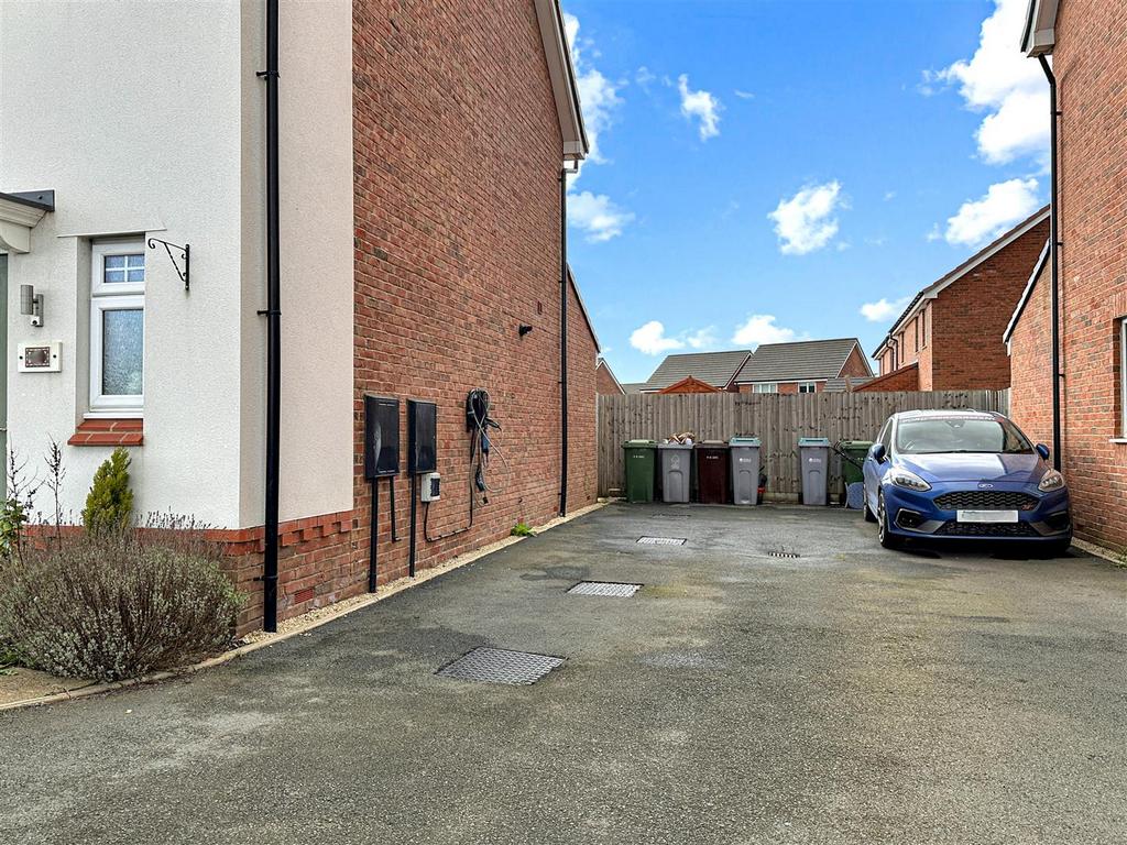 Multi-Vehicle Driveway 012