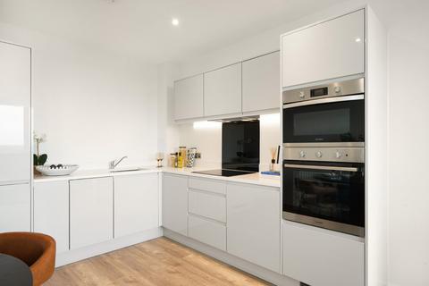 2 bedroom flat to rent, Elmsleigh Road, Middlesex TW18