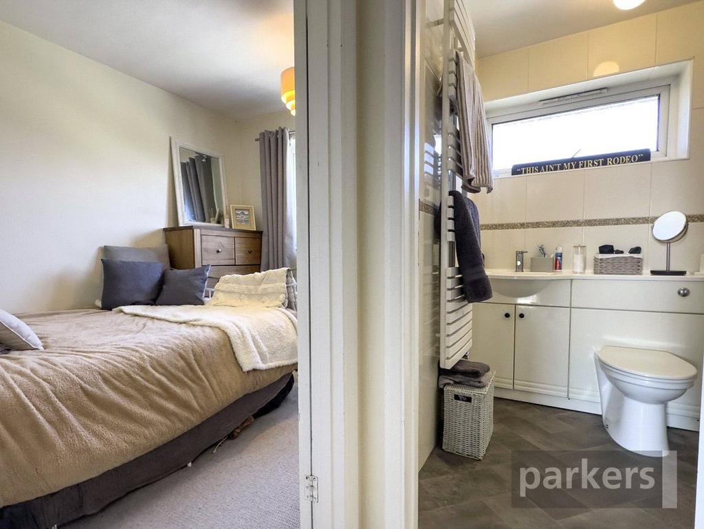 Bedroom/Bathroom