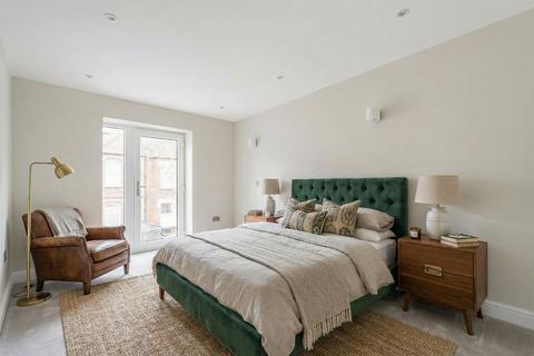 3 bedroom semi-detached house for sale, Brandlehow Road, London, SW15
