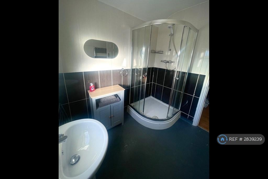 Room 6 Bathroom