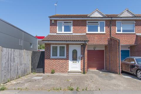 3 bedroom end of terrace house for sale, Neave Crescent, Romford RM3