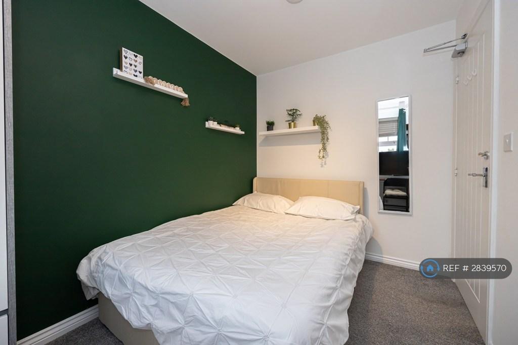 Room 3 w/ Private Wc = £650