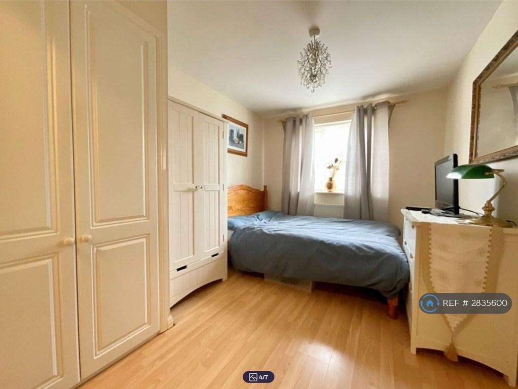 Master Bed Room With Ensuite Bathroom