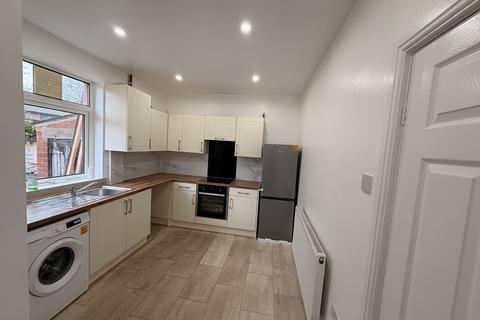 3 bedroom house to rent, Whitehead Crescent, Radcliffe M26