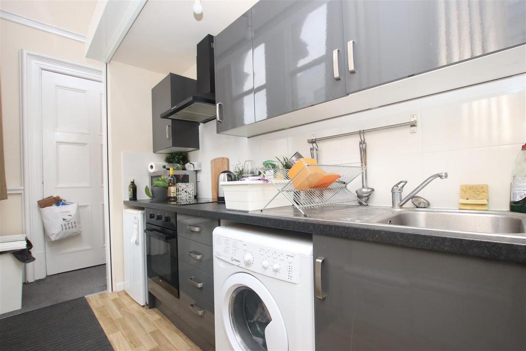 Kitchen (2).JPG