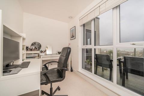 2 bedroom flat to rent, Hythe Road, Surbiton KT6