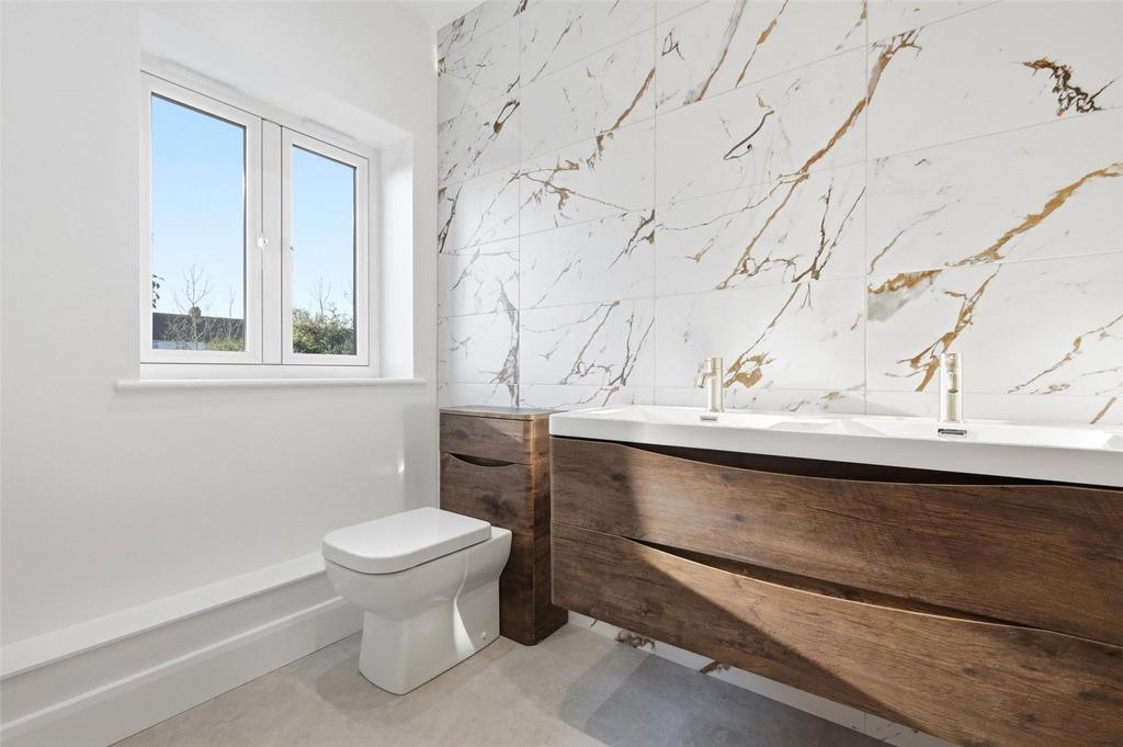 Main En Suite