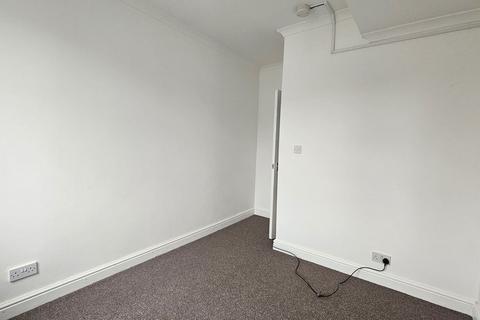 2 bedroom flat to rent, Malvern Road, Hornchurch RM11