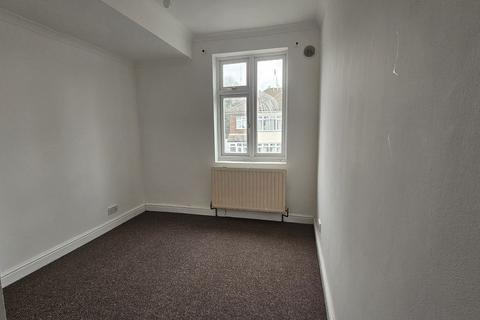 2 bedroom flat to rent, Malvern Road, Hornchurch RM11