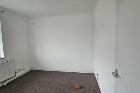 2 bedroom flat to rent, Malvern Road, Hornchurch RM11