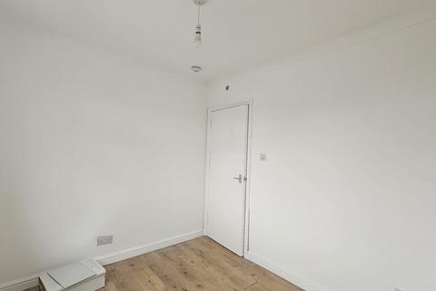 2 bedroom flat to rent, Malvern Road, Hornchurch RM11