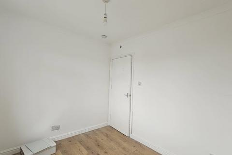 2 bedroom flat to rent, Malvern Road, Hornchurch RM11