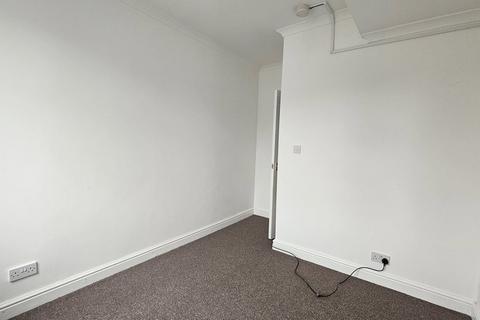 2 bedroom flat to rent, Malvern Road, Hornchurch RM11