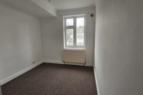 2 bedroom flat to rent, Malvern Road, Hornchurch RM11