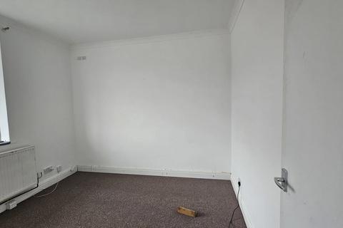 2 bedroom flat to rent, Malvern Road, Hornchurch RM11