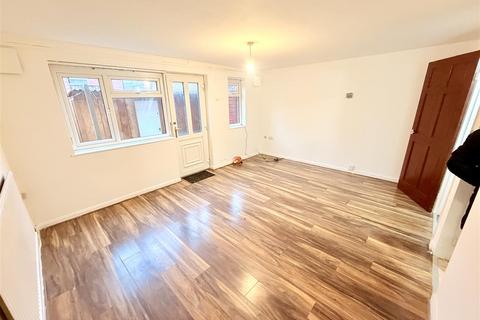 3 bedroom terraced house to rent, Zulu Road, Nottingham NG7