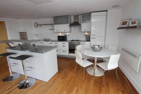 2 bedroom flat to rent, Blue, Little Neville Street