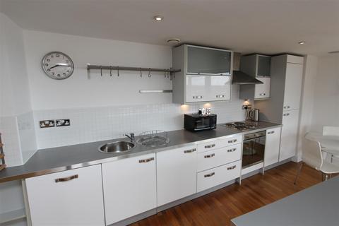 2 bedroom flat to rent, Blue, Little Neville Street