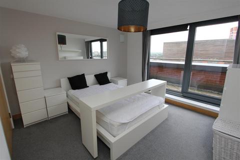 2 bedroom flat to rent, Blue, Little Neville Street
